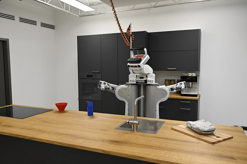 Dieser Roboter könnte schon bald Menschen in der Küche beim Abwasch oder Kochen helfen. Foto: Senatspressestelle