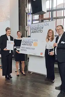 Zum vierten Mal konnte Bremen den European Energy Award in Gold entgegennehmen (von, inks): Ilga Schwidder (Geschäftsführerin European Energy Award), Dr. Diana Wehlau (stellvertretende Abteilungsleiterin Umweltwirtschaft, Klima- und Ressourcenschutz im Bremer Umweltressort), Carmen Vullriede (Energieteamleiterin, Referat Energie und Klimaschutz im Bremer Umweltressort), Oliver Krischer, Umweltminister Nordrhein-Westfalen. Foto: SKUMS