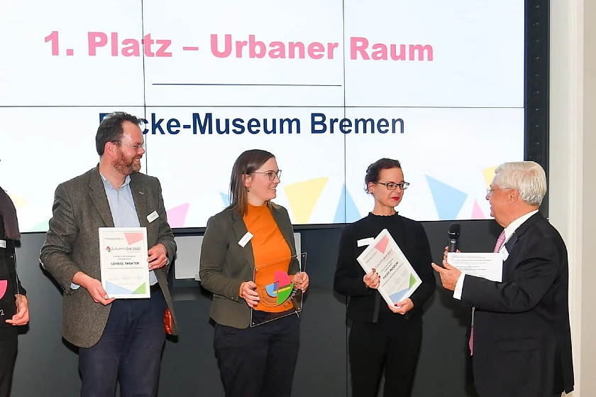 Die Direktorin des Focke-Museum, Prof. Dr. Anna Greve (2. von rechts), nimmt den 1. Preis von Klaus-Peter Müller, Stiftungsratsvorsitzender Commerzbank-Stiftung (re.), entgegen. Foto: Jörg Puchmüller