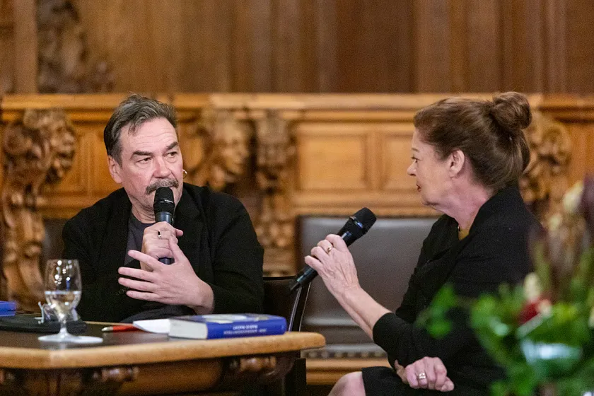 Der ukrainische Autor Juri Andruchowytsch las aus seinem Buch Radio Nacht und stellte sich anschließend den Fragen von Moderatorin Silke Behl. Foto: globale°/Matej Meza 