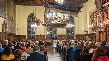 Bürgermeister Andreas Bovenschulte eröffnete das Literaturfestival vor etwa 250 Personen in der Oberen Halle des Rathauses. Foto: globale°/Matej Meza 