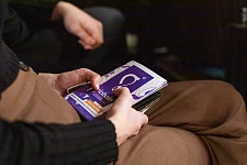 Das Programmheft der globale° ist ein wichtiger Begleiter durch das Festival. Foto: globale°/Matej Meza 