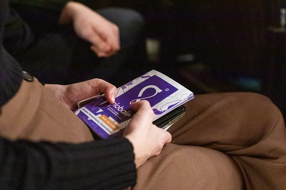 Das Programmheft der globale° ist ein wichtiger Begleiter durch das Festival. Foto: globale°/Matej Meza 