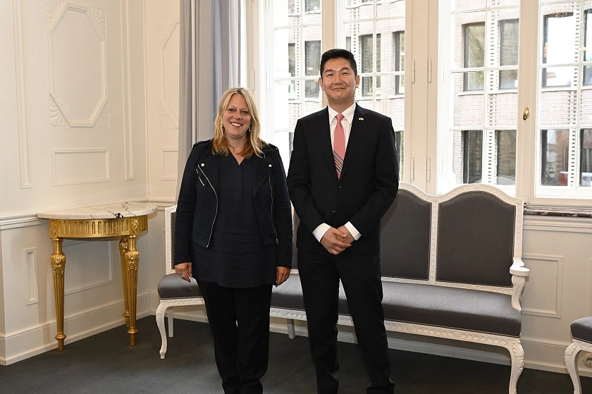 Bürgermeisterin Dr. Maike Schaefer und er Generalkonsul der USA, Dr. Jason Chue. Foto: Senatspressestelle