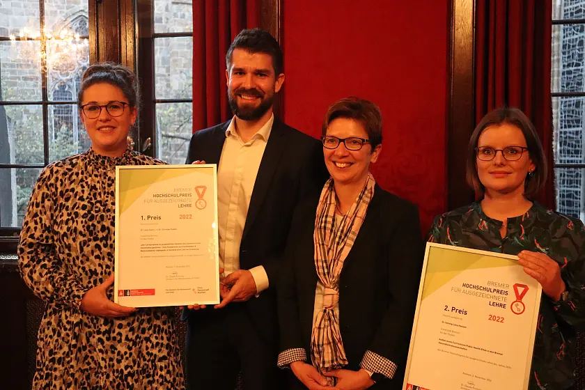 Freuen sich über den Preis für ausgezeichnete Lehre (v.l.): Dr. Linya Coers, Dr. Christian Staden, Wissenschaftssenatorin Dr. Claudia Schilling, Dr. Solveig Lena Hansen. Foto: Wissenschaftsressort