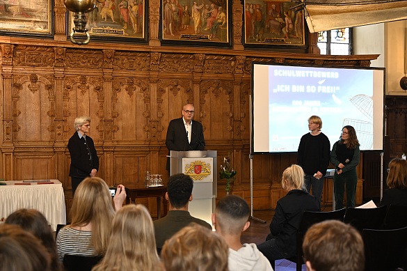 Bürgermeister Andreas Bovenschulte spricht beim Schülerwettbewerb anlässlich 500 Jahre Reformation in Bremen.