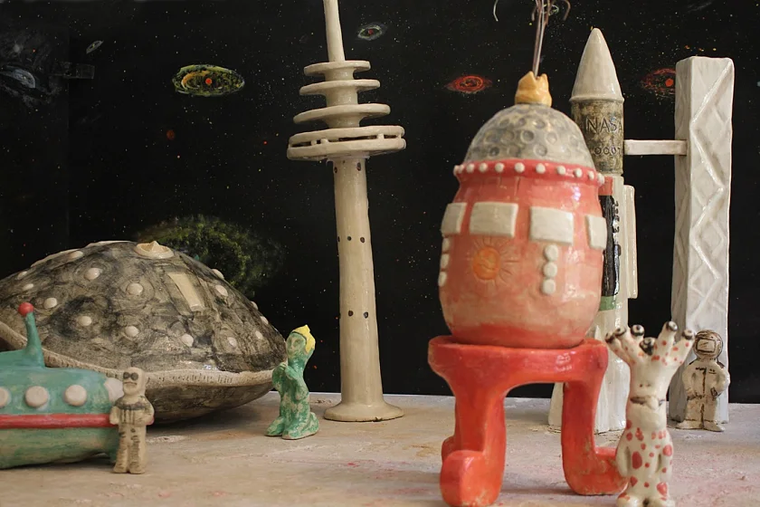 Buchstäblich galaktische Kunst können die Besucher der Herbstausstellung von Mauern Öffnen e.V. betrachten und erwerben.  Foto: Mauern Öffnen e.V.