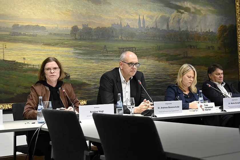 Senatorin Vogt, Bürgermeister Bovenschulte, Bürgermeisterin Schaefer und Senator Strehl (v.l.n.r.) erläutern das Vorgehen des Senats zur Erzielung Klimaschutzziele der Freien Hansestadt Bremen. Foto: Senatspressestelle
