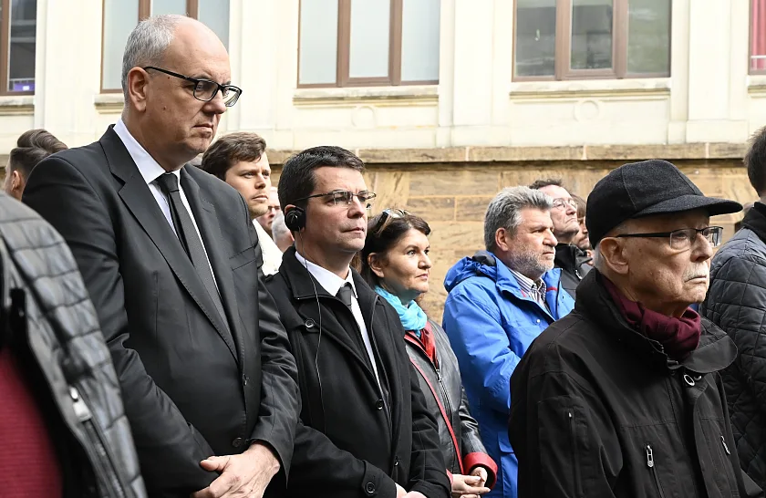 Nach dem Empfang im Rathaus ging Bürgermeister Andreas Bovenschulte (links) zusammen mit seinem Kollegen Bürgermeister Gilles Chabrier aus Murat zur Gedenkfeier für die Opfer der Reichspogromnacht am Landherrnamt. Foto: Senatspressestelle