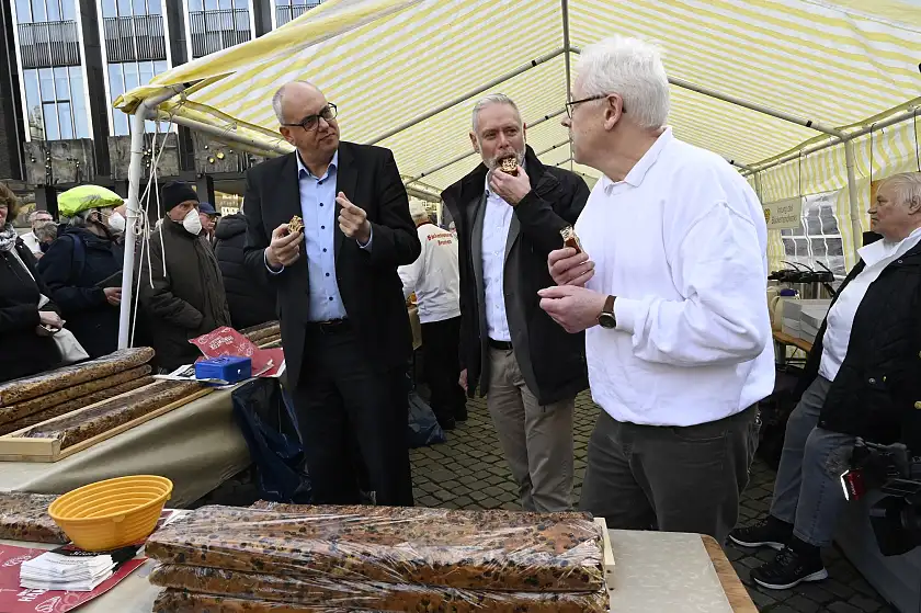 Die Verkostung durch (von links) Bürgermeister Andreas Bovenschulte, Bürgerpark-Direktor Tim Großmann und Bäcker-Obermeister Peter Büser zeigte: Der diesjährige Klaben ist ein guter. Foto: Senatspressestelle