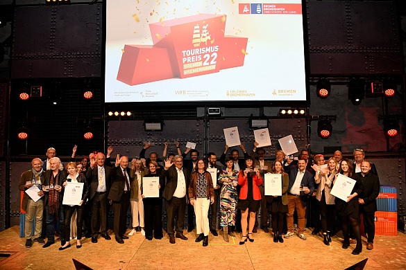 Strahlende Gewinnerinnen und Gewinner bei der Verleihung des ersten Tourismuspreises Bremen und Bremerhaven. Foto: WFB, Hannes von der Fecht