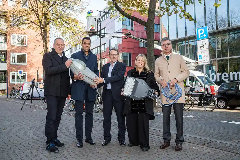 Leuchtentausch alt gegen neu (v.l.): Dr. Thomas Wernicke (Geschäftsführung wesernetz), Rick Graue (Leiter Amt für Straßen & Verkehr), Dr. Karsten Schneiker (Vorstand swb AG), Dr. Maike Schaefer (SKUMS) und Dr. Torsten Köhne (Vorstandsvorsitzender swb AG). Foto: Robert Stuempke