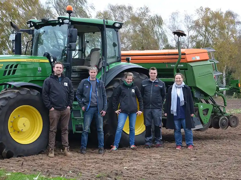 Zur Aussaat des Winterweizens auf der Projektfläche trafen sich Hans Tüllmann (Projektcoach, KÖN), Carsten Schnakenberg (Landwirt), Sara Kuschnereit (Projektleitung, KÖN), Tetje Meyerdierks (Öko-Landwirt) und Lena Förster (Projektkoordinatorin der Senatorin für Klimaschutz, Umwelt, Mobilität, Stadtentwicklung und Wohnungsbau Senatorin). Foto: Kompetenzzentrum Ökolandbau Niedersachsen GmbH