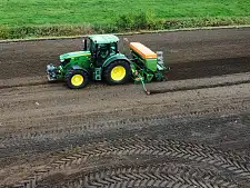 Aussaat auf der Betriebsfläche von Carsten Schnakenberg. Foto: Kompetenzzentrum Ökolandbau Niedersachsen GmbH