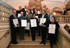 Die Preisträgerinnen und Preisträger nach der Verleihung im Bremer Rathaus. Foto: Landesdenkmalpflege