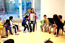 Senatorin Sascha Aulepp ließt aus dem Buch Das NEINhorn von Marc-Uwe Kling und Astrid Henn. Foto: Kinder und Bildungsressort