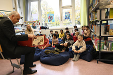 Aus Mutig, mutig liest Bürgermeister Andreas Bovenschulte den Kindern aus dem Leseclub der 3. Klasse der Grundschule an der Robinsbalje vor. Foto: Senatspressestelle