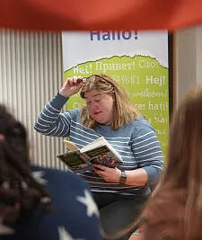 Sozialsenatorin Anja Stahmann mit Die unlangweiligste Schule der Welt. Foto: Stadtbibliothek Bremen