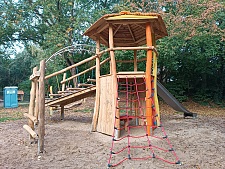 Das zentrale Spielgerät mit vielen Kletterangeboten für die größeren Spielplatzkinder. Foto: Sozialressort