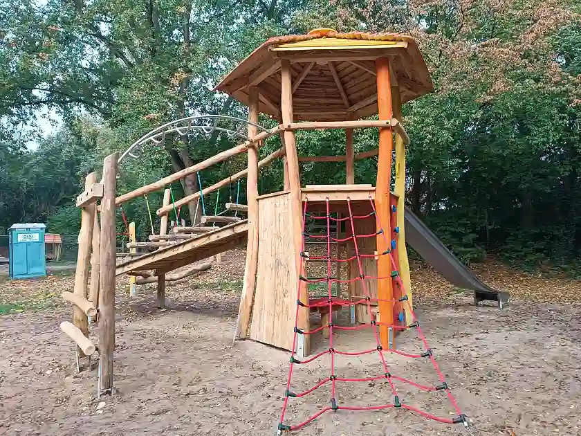 Das zentrale Spielgerät mit vielen Kletterangeboten für die größeren Spielplatzkinder. Foto: Sozialressort