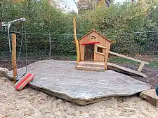 Windschief und schön: Das Spielhäuschen für die Kleinsten. Foto: Sozialressort