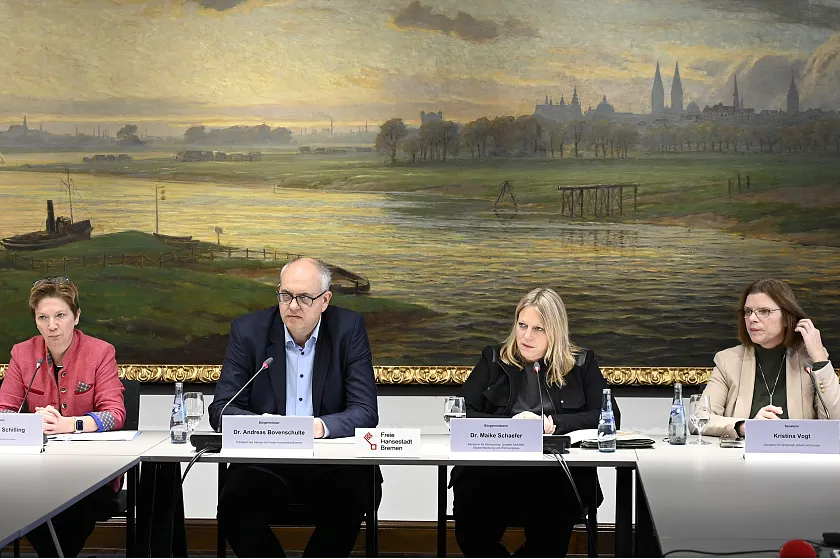 Senatorin Schilling, Bürgermeister Bovenschulte, Bürgermeisterin Schaefer und Senatorin Vogt fassen im Rahmen einer Pressekonferenz die vom Senat gefassten Beschlüsse zusammen. Foto: Senatspressestelle