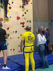 Sascha Karolin Aulepp, Senatorin für Kinder und Bildung, konnte bei der Einweihung der neuen Kletterwand an der Oberschule Koblenzern Straße betrachten, dass sie begeistert angenommen wird. Foto: Bildungsressort