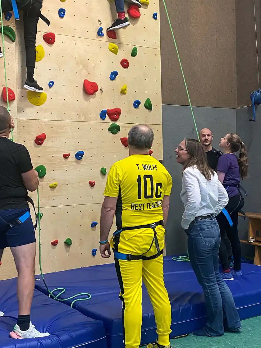 Sascha Karolin Aulepp, Senatorin für Kinder und Bildung, konnte bei der Einweihung der neuen Kletterwand an der Oberschule Koblenzern Straße betrachten, dass sie begeistert angenommen wird. Foto: Bildungsressort