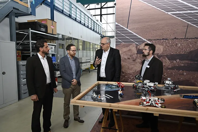Auch Nachwuchsarbeit wird am ZARM großgeschrieben. Im Rahmen von Schulpraktika bauen und programmieren Jugendliche sogenannte Mars-Rover aus Lego. Bürgermeister Dr. Andreas Bovenschulte lässt sich das Projekt von den Verantwortlichen erläutern (v.l.): Prof. Dr.Ing. Kurosch Rezwan, Sprecher MAPEX; Prof. Dr. Marc Avila, Direktor ZARM und Sprecher Humans on Mars; Bovenschulte; Dr. Benny Rievers, Nachwuchsarbeit ZARM. Foto: Senatspressestelle