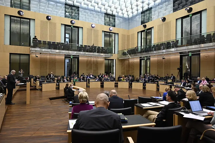 Bürgermeister Dr. Andreas Bovenschulte spricht vor dem Bundesrat zum Entwurf eines Europäischen Medienfreiheitsgesetzes. Foto: Senatspressestelle