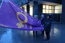 Hissen die Flagge Bremen sagt nein zu Gewalt gegen Frauen bei Sonnenaufgang (von links): Landesfrauenbeauftragte Bettina Wilhelm, Bürgerschafts-Vizepräsidentin Antje Grotheer und Gönül Bredehorst (MdBB). Foto: ZGF