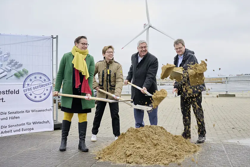 Wo noch Sand geschippt wird soll bald Wasserstoff entstehen (von links): Dr.-Ing. Sylvia Schattauer, Kommissarische Institutsleiterin Fraunhofer IWES, Senatorin Dr. Claudia Schilling, Bremerhavens Oberbürgermeister Melf Grantz und Prof. Jan Wenske, Technischer Direktor Fraunhofer IWES, beim ersten Spatenstich für das Hydrogen Lab Bremerhaven. Foto: Hauke Müller/IWES