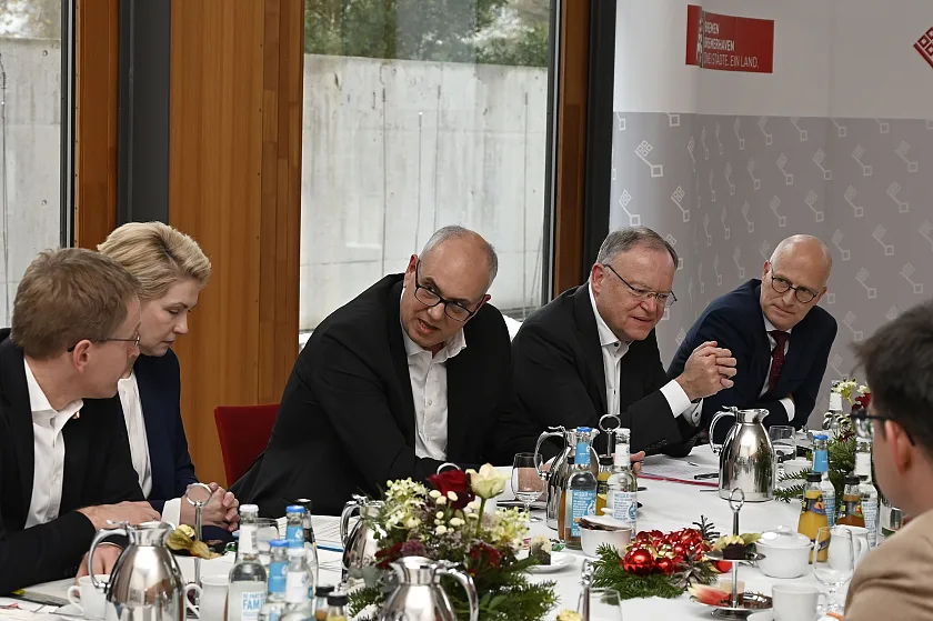 Bürgermeister Bovenschulte im Gespräch mit seinen Amtskolleginnen und -kollegen. Foto: Senatspressestelle