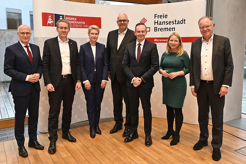 Trafen sich in der Bremer Landesvertretung in Berlin zur Konferenz Norddeutschland (KND) (von links): Hamburgs Erster Bürgermeister Dr. Peter Tschentscher, Schleswig-Holsteins Ministerpräsident Daniel Günther, Mecklenburg-Vorpommers Ministerpräsidenten Manuela Schwesig, Bremens Bürgermeister und Vorsitzender der KND Andreas Bovenschulte, Bundesminister für Digitales und Verkehr Volker Wissing, Parlamentarische Staatssekretärin beim Bundesminister für Digitales und Verkehr Daniela Kluckert und Niedersachsens Ministerpräsident Stephan Weil. Foto: Senatspressestelle