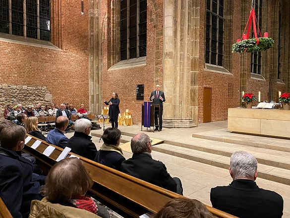 Bürgermeister Andreas Bovenschulte bei seinem Grußwort in der Kirche Unser Lieben Frauen. Foto: Senatspressestelle