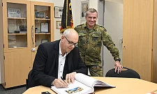 Eintrag in das Gästebuch des Landeskommandos Bremen: Bürgermeister Andreas Bovenschulte und Oberst Hans Peter Dorfmüller. Foto: Senatspressestelle