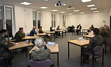 Bürgermeister Andreas Bovenschulte im Gespräch mit Soldatinnen und Soldaten des Landeskommandos Bremen. Foto: Senatspressestelle