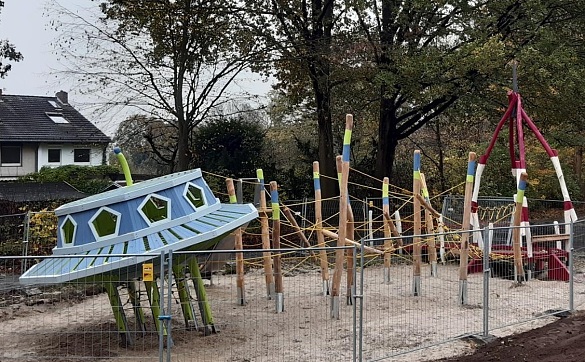Auf dem Spielplatz an der Hermannsburg in Huchting ist nach den Wünschen der Kinder ein Spielgerät in Form eines Raumschiffs entstanden. Foto: Sozialressort