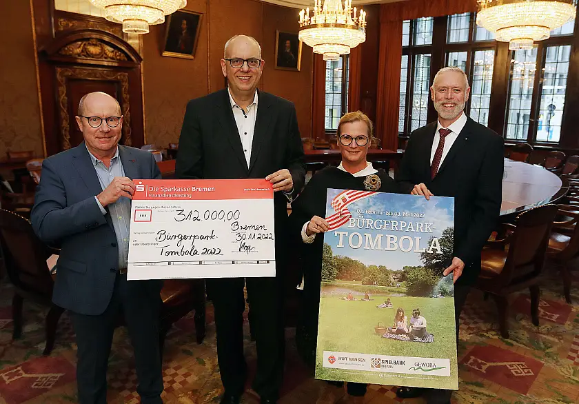 Symbolische Scheckübergabe mit Tombola-Geschäftsführer Dietmar Hoppe, Bürgermeister Andreas Bovenschulte, Sylvia Wedemeyer (Präsidentin des Bürgerparkvereins) und Parkdirektor Tim Großmann (v.l.n.r.). Foto: Bürgerpark-Tombola, Martin Rospek