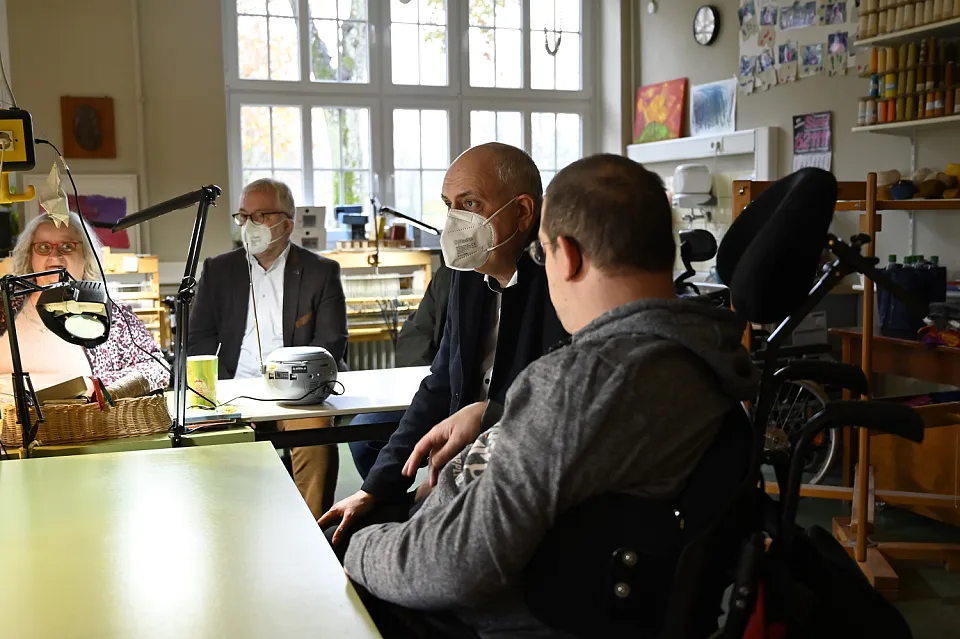 Im Austausch mit Nutzerinnen und Nutzern der Eingliederungshilfe in der Tagesf&ouml;rderst&auml;tte der Stiftung Friedehorst. 