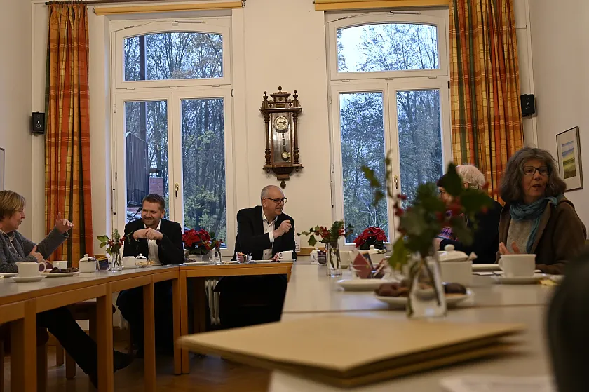 Beim gemeinsamen Kaffeetrinken mit Seniorinnen und Senioren in der Begegnungsstätte St. Magnus. 
