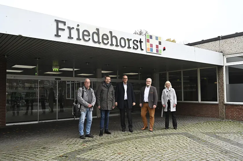 Architekt Christoph Theiling, Ortsamtsleiter Florian Boehlke, Bürgermeister Andreas Bovenschulte, Vorsteher der Stiftung Friedehorst Manfred Meyer und Vorständin der Stiftung Bettina Wegner (v.l.n.r.). Foto: Senatspressestelle