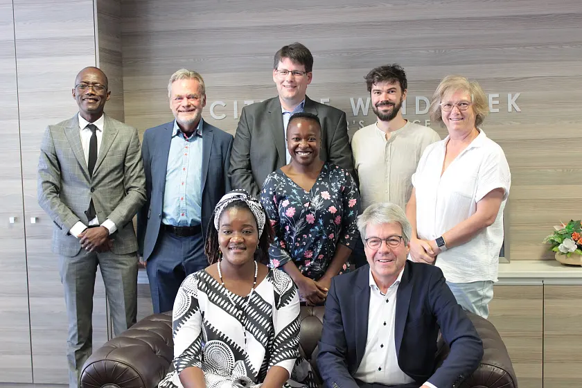 Treffen in Windhoek: Vorne Bürgermeisterin Sade Gawanas und Jörg Broll-Bickhardt (technischer Geschäftsführer hanseWasser Bremen). Hinten (von links): Chris Eita (Internationale Angelegenheiten, Stadt Windhoek) Raimund Meyer (Stadt Bremen), Jörg Oppermann (hanseWasser) Justina Haihambo (Leiterin Kläranlagen, Windhoek) Daniel Mutz (Umweltbetrieb Bremen), Zelda Scheepers (Leiterin Netze, Stadt Windhoek). Foto: hanseWasser