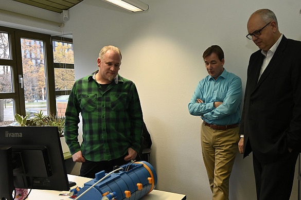 Entwicklungsingenieur Nils Wollenteit und Dr. Arne Kraft (Geschäftsführer Marinom GmbH) zeigen Bürgermeister Dr. Andreas Bovenschulte ein im 3D-Drucker hergestelltes U-Boot. Foto: Senatspressestelle