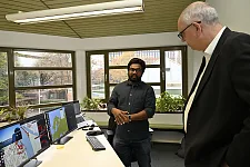 Mit dem Radar Schiffe automatisch verfolgen: Entwicklungsingenieur Mohandass Muthuraja erklärt Bürgermeister Dr. Bovenschulte, wie das funktionieren soll. Foto: Senatspressestelle