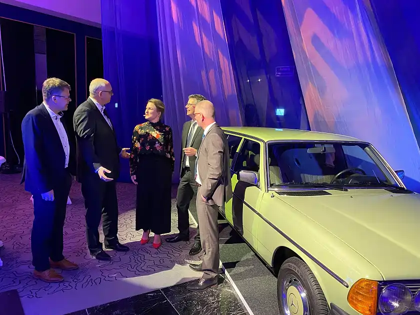 Jubiläumsfeier im Bremer Mercedes-Werk neben dem ersten Fahrzeug mit Stern auf der Haube, das hier 1978 die Hallen verließ (von links): Markus Völkel (Jubilar mit 25 Jahren Betriebszugehörigkeit), Bürgermeister Andreas Bovenschulte, Moderatorin Rieke Bargmann, Michael Frieß (Leiter Produktion und Standort) und Michael Peters (Vorsitzender des Betriebsrats Standort Bremen). Foto: Mercedes-Benz AG.