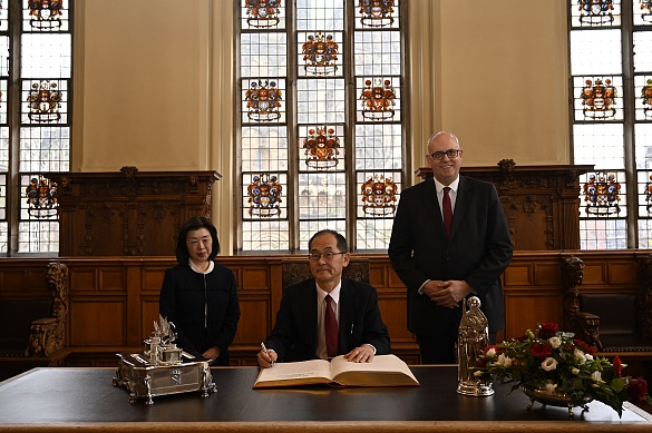 Eintrag in das Goldene Buch (von links): Kikuko Kato (Hamburger Generalkonsulin Japans), Botschafter Hidenao Yanagi, Bürgermeister Dr. Andreas Bovenschulte. Foto: Senatspressestelle