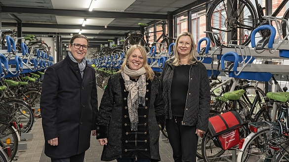 Eröffneten gemeinsam das Fahrradparkhaus der BREPARK GmbH (von links): Katja Krause ( Geschäftsführerin BREPARK),. Senatorin Dr. Maike Schaefer und Erika Becker (Geschäftsführerin BREPARK). Foto: Jan Rathke