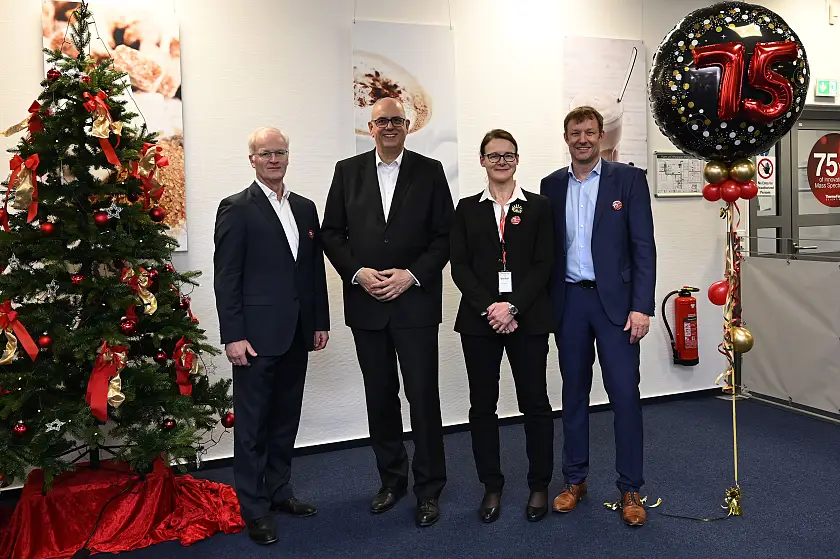 Rainer Bröring (Geschäftsführer Thermo Fisher Scientific (Bremen) GmbH), Bürgmerister Dr. Andreas Bovenschulte, Claudia Dierig (Geschäftsführerin Deutschland, Thermo Fisher Scientific) und Thomas Möhring (Geschäftsführer Thermo Fisher Scientific (Bremen) GmbH) feiern 75 Jahre Thermo Fisher in Bremen. Foto: Senatspressestelle