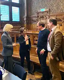 Senatorin Claudia Schilling (2. v.l.) im Gespräch mit den beiden jetzt für die Notaraufsicht zuständigen Richtern, Pascal Hase (2. v.r.) und Tobias Dumas (r.) sowie der Landgerichtspräsidentin Karin Goldmann. Foto: Justizressort